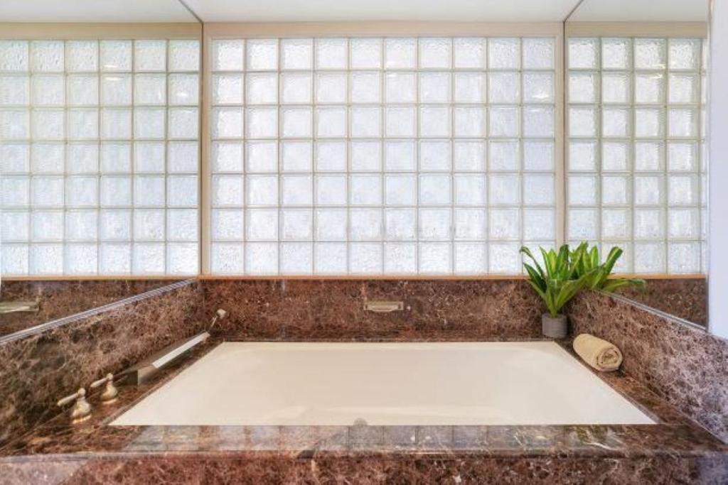 Luxury 2-story Oceanfront W/ Views & Pool * Wailua (Kauai)