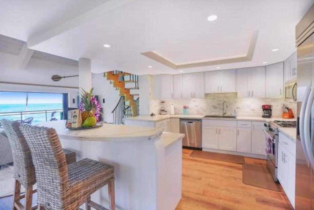 Luxury 2-story Oceanfront W/ Views & Pool Wailua (Kauai)