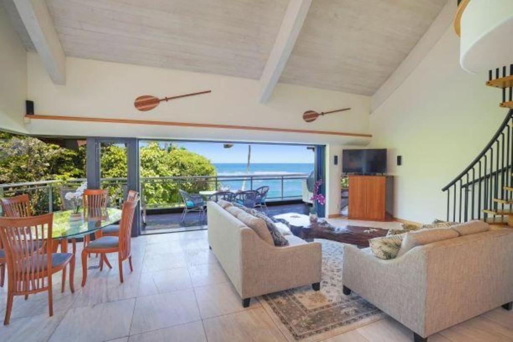 Luxury 2-story Oceanfront W/ Views & Pool * Wailua (Kauai)